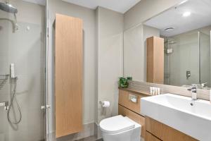Elegant 2B Gem with Free Parking, Pool, Gym & Sauna
