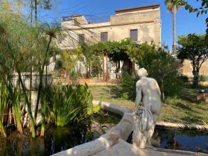 Mater Familias Oasis