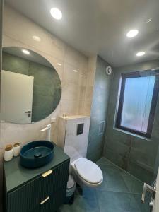2-bedroom, 2-bathroom with fireplace and garden at Winslow Infinity