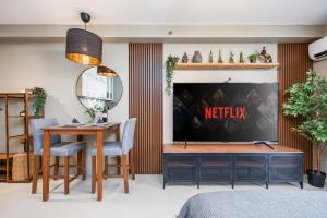 Airport Haven Condotel - near Mactan-Cebu Airport 13 mins ride, Hot Shower, Wifi, Netflix, pool and Balcony view