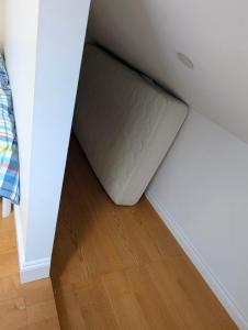 Private Room in Guest House, Near the New Oakridge Mall & Transit - Near Langara 49th Station