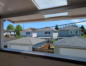 Private Room in Guest House, Near the New Oakridge Mall & Transit - Near Langara 49th Station