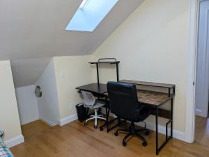 Private Room in Guest House, Near the New Oakridge Mall & Transit - Near Langara 49th Station