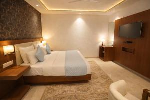 Airport NH Skye Suites Hotel - Near Terminal 3, Delhi International Airport With - Free Airport Pickup