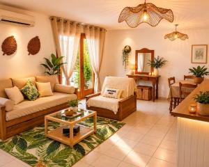 Elegant 2-bedroom apartment with pool and beach access on foot