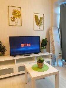 45ft Floor with Fast Wi-Fi Pool & Gym Access