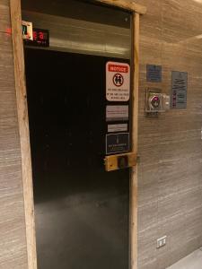 45ft Floor with Fast Wi-Fi Pool & Gym Access