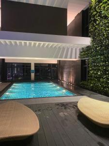 45ft Floor with Fast Wi-Fi Pool & Gym Access