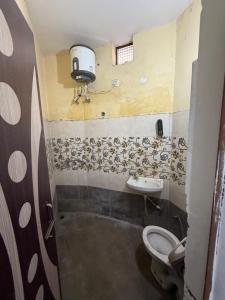 AC Room with attached bathroom and kitchen access