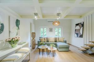 The Crystal Vine Lounge