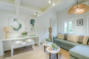 The Crystal Vine Lounge