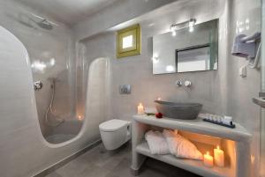 Shining Star Suites in the central town of santorini