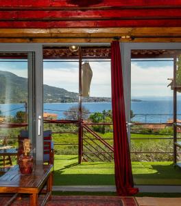 Cozy House with Amazing View and Unique Outdoor!