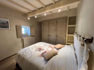 Face au château de Montaren, à 5 min dUzès