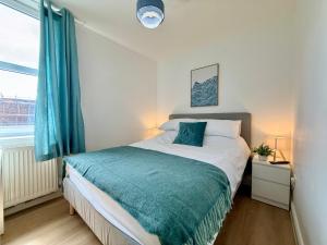 Cosy 2-Bed Apartment with Roof Garden & Free Parking Sleeps 5