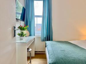 Cosy 2-Bed Apartment with Roof Garden & Free Parking Sleeps 5