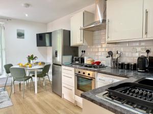 Cosy 2-Bed Apartment with Roof Garden & Free Parking Sleeps 5