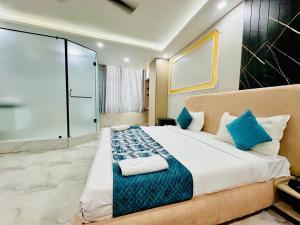 Hotel The Grand Villa by Signature Stayz Near International Airport