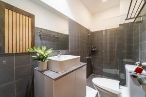 5BR Home - BBQ - City Centre - Free Pick Up for 3 nights