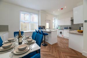 Modern 3 BDR Home IFree Parking- Near City Ctr