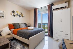 Airport Haven Condotel - near Mactan-Cebu Airport 13 mins ride, Hot Shower, Wifi, Netflix, pool and Balcony view