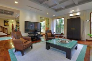 Bali Style Pool Villa with Saltwater Pool and far from Beach 5 mins by car
