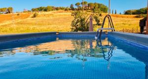 VAL DORCIA DELUXE 2, RAFFINATA CASA immersa nel verde con WiFi, giardino e parcheggio