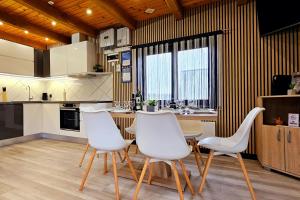 Pool Estate AquaHaven with Sauna & Jacuzzi - Happy Rentals