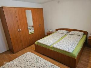Ground floor - friendly apartment in the garden + free parking