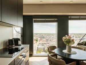 URBAN APARTMENTS Global Skyline 22nd Floor No 15 - Free Garage - LUXURY