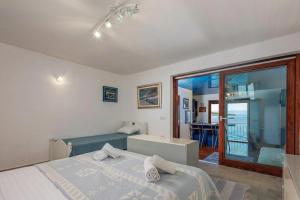 Seafront Adriatic Pearl Suite - Happy Rentals