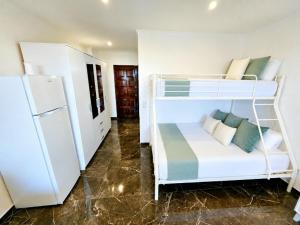 VILANOVA, T0 - Modern Flat at Oura Beach on The Strip with Balcony with view to the Pool, Pool access, Lift and Air Conditioning