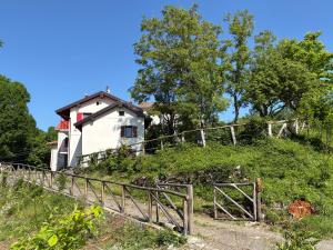 Casetta dalle finestre rosse