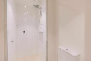 2BDR in Southbank w Parking Pool Gym and Sauna
