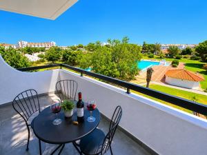 VILANOVA, T0 - Modern Flat at Oura Beach on The Strip with Balcony with view to the Pool, Pool access, Lift and Air Conditioning