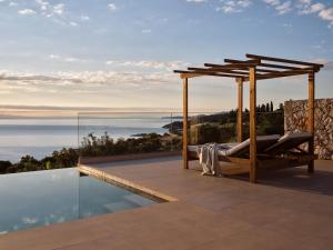 Theros Luxury Suites