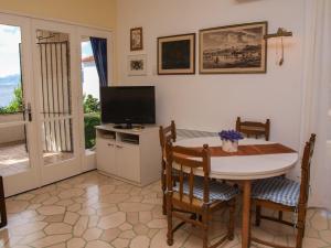 Beachfront apartment Elena with big terrace & garden