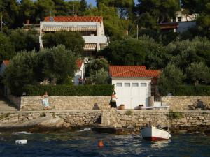 Beachfront apartment Elena with big terrace & garden