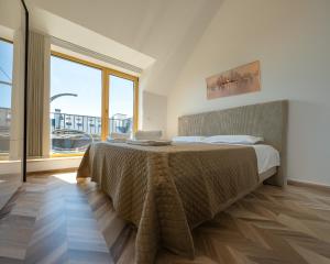 Elegant and sunny apartment with free parking