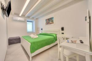 Ulivo Apt - Palazzo Palermo 1817 AC, 2BR Sleeps 5 - Happy Rentals