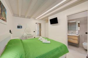 Ulivo Apt - Palazzo Palermo 1817 AC, 2BR Sleeps 5 - Happy Rentals