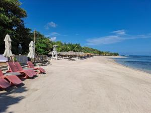 Beachside Getaway Private 1-Bedroom Apartment with Pool