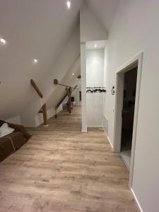 Helles Apartment mit Dachbalkon & Kingsize-Bett