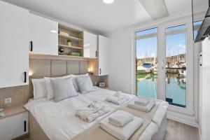 Modern Floating Home - Hausboot SEAESTA - Rooftop Jacuzzi Terrace & Marina Portorož Views