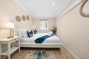 Flat with a Patio Near Liberdade and Marquês AC