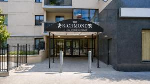 Entire Downtown Condo steps to BMO & Stampede with Parking, 1,5 hrs to Banff