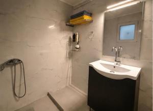 2 bedrooms, 300 meters from Dafni metro