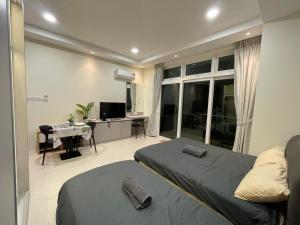 Nice Kuching City Center Riverine Apartment With Balcony and Garden views