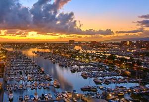 The Pearl Penthouse, Marinas Finest 3-Story View