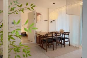 5 min to station, Direct Bus Access, 3BR, 4Beds, 2Beths, Entire 1st Floor House with Private Yard, Free Luggage Storage